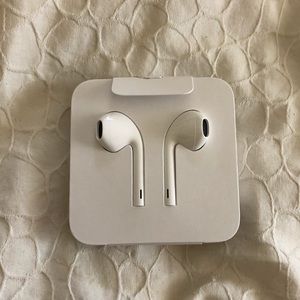 New apple EarPods with Lightning Connector